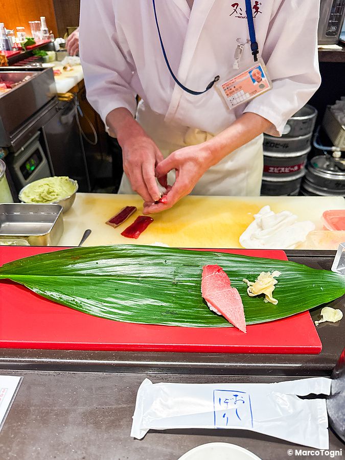 Un sushi man prepara negitoro di chutoro presso il ristorante Matakoiya nel Terminal 1 dell'aeroporto di Haneda.