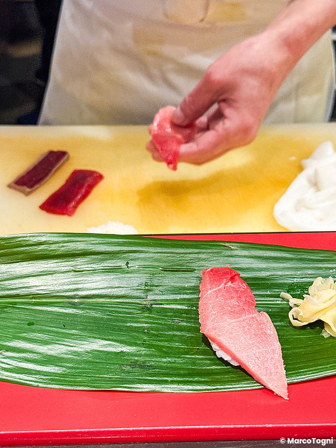 Un pezzo di negitoro di chutoro preparato su una foglia verde al ristorante Matakoiya, aeroporto di Haneda.