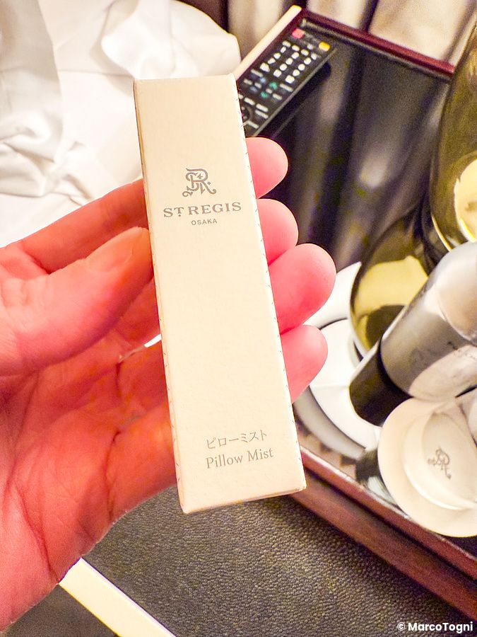 Confezione di pillow mist in mano in stanza, durante il turndown service a The St. Regis Osaka.