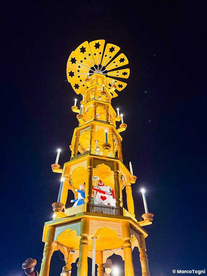 Una piramide natalizia in legno decorata con personaggi al Tokyo Christmas Market presso il Meiji Jingu Gaien.