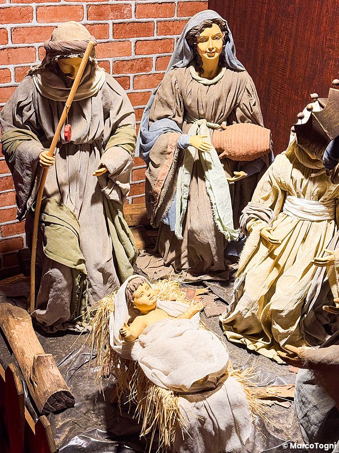 Statuine del presepe con Maria, Giuseppe e Gesù bambino al Tokyo Christmas Market al Meiji Jingu Gaien.