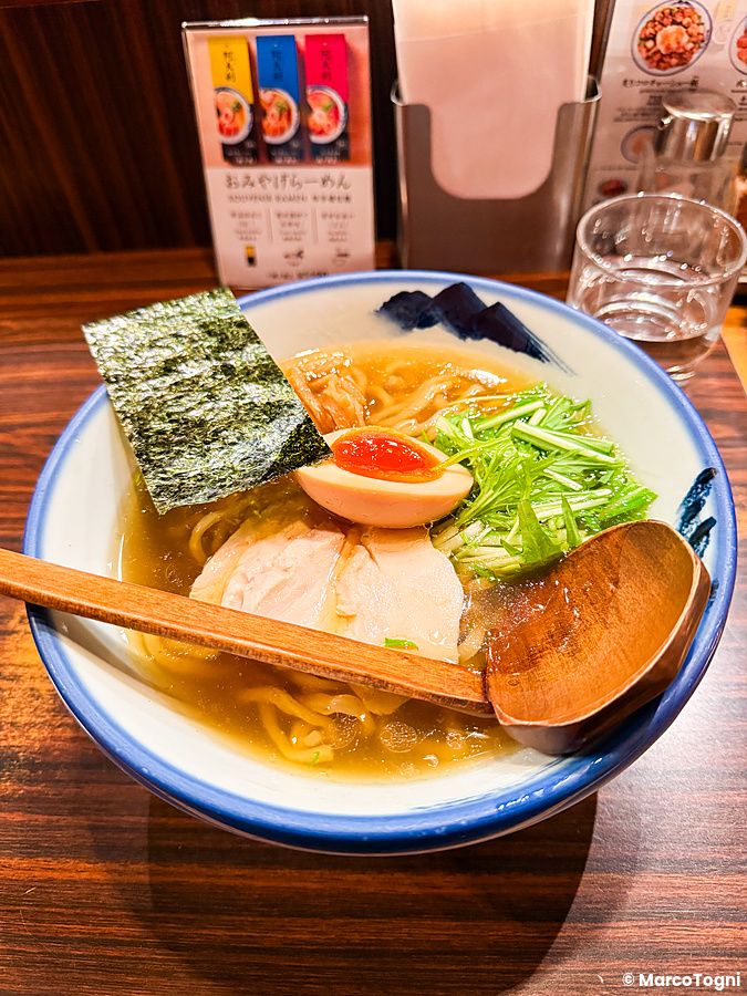 Una ciotola di ramen con brodo, uovo, alga nori e verdure servita presso il ristorante Afuri Ramen.