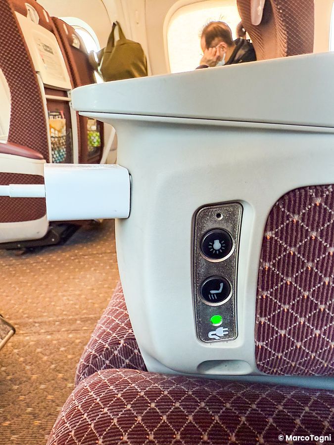 Dettaglio dei pulsanti sul bracciolo per regolare il sedile sulla green car a green car sul treno shinkansen N700 Supreme.