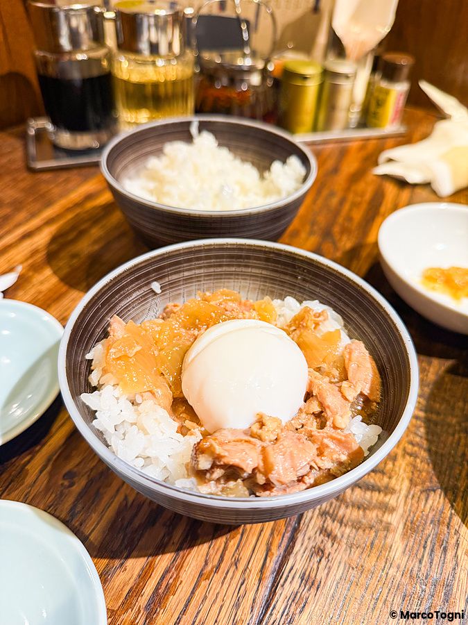 Ciotola di riso con carne e uovo servita al ristorante Gyoza no Fukuho a Tokyo.