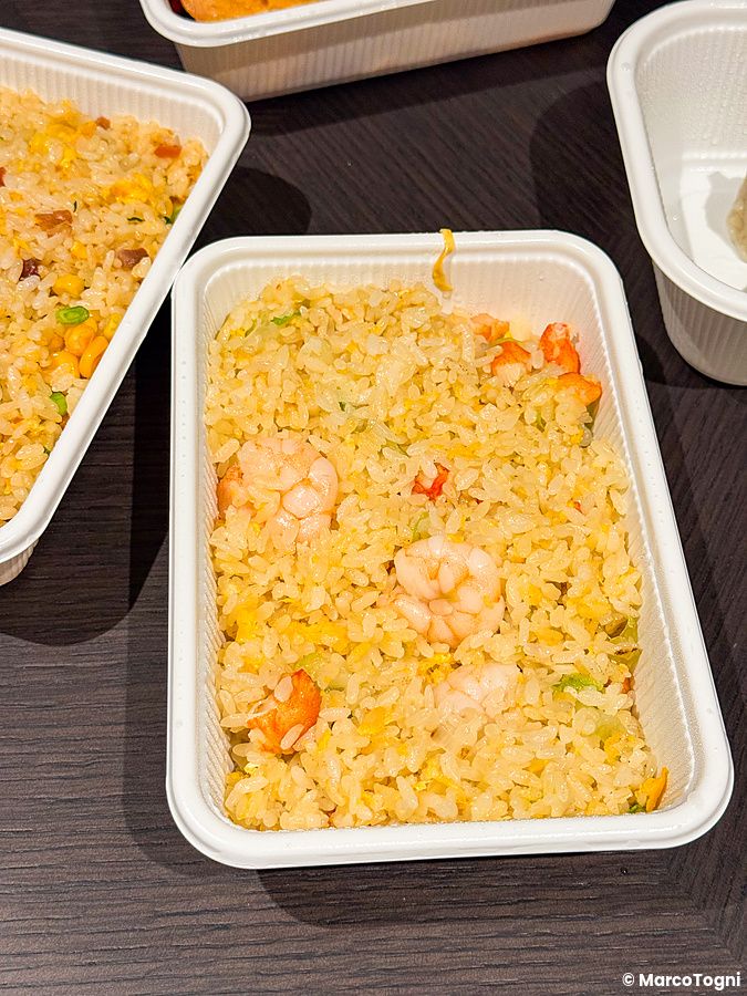 Vaschette di plastica bianca contenenti riso saltato d'asporto acquistato presso il ristorante Wangfujing a Yokohama.