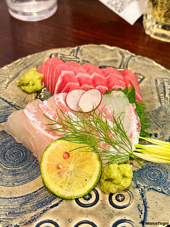 Sashimi di tonno e pesce bianco servito con wasabi e agrumi presso l'izakaya Gion Yuki a Kyoto.