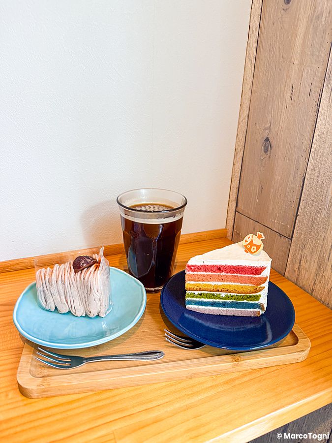 Un mont blanc, una fetta di rainbow cake e un caffè su un vassoio di legno presso il caffè Shochikuen ad Asakusa.