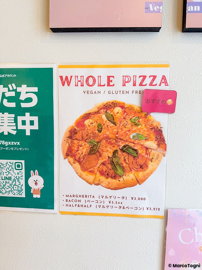 Locandina con foto di una pizza vegana e gluten free esposta alla parete del caffè Shochikuen ad Asakusa.