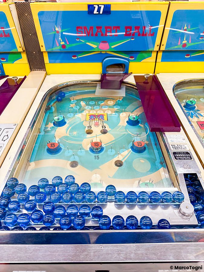 Piano di gioco di una macchina Smartball con palline blu presso la sala giochi Smartball New Star di Osaka.