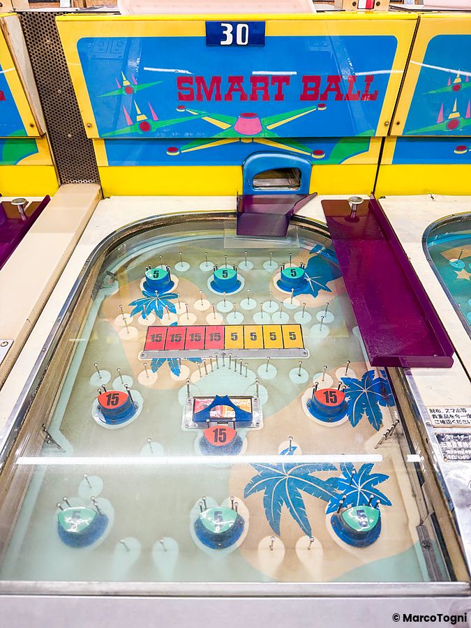 Piano di gioco di un cabinato vintage Smart Ball presso la sala giochi Smartball New Star di Osaka.