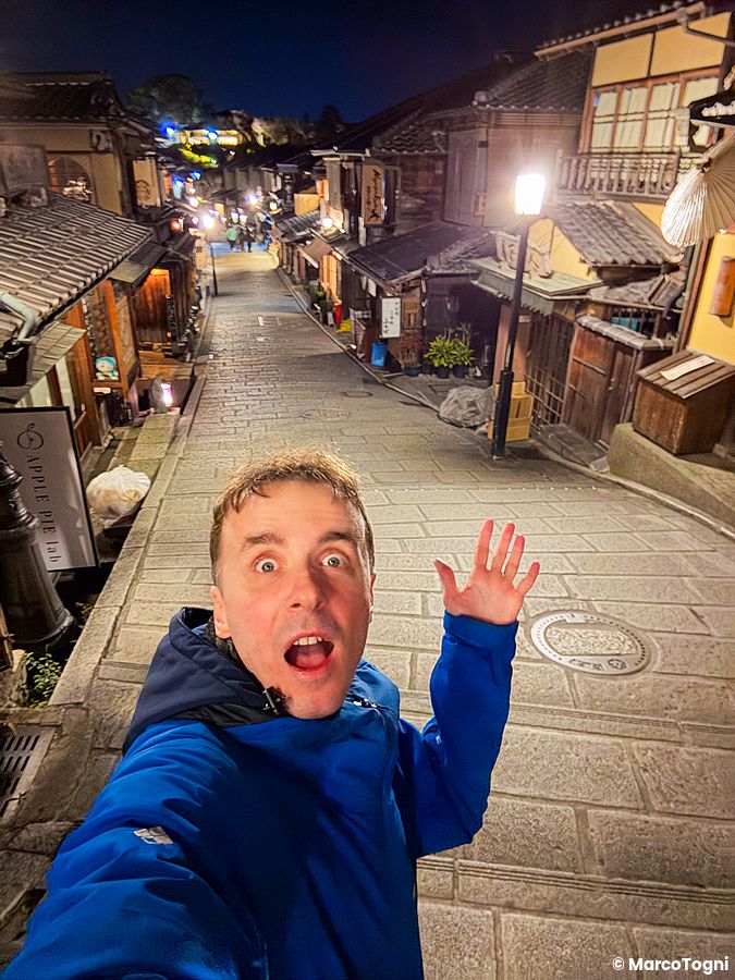 Marco Togni si scatta un selfie notturno lungo la strada Ninenzaka a a Kyoto, circondato da edifici storici.