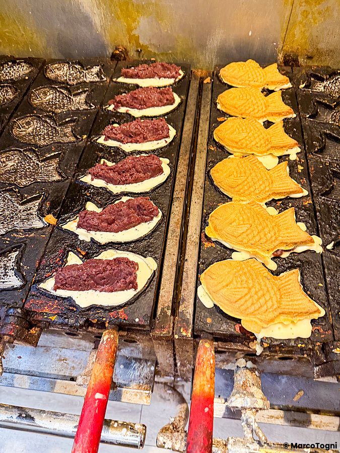 Preparazione dei taiyaki su piastre metalliche presso il negozio Hakata Hiiragi Taiyaki a Fukuoka.