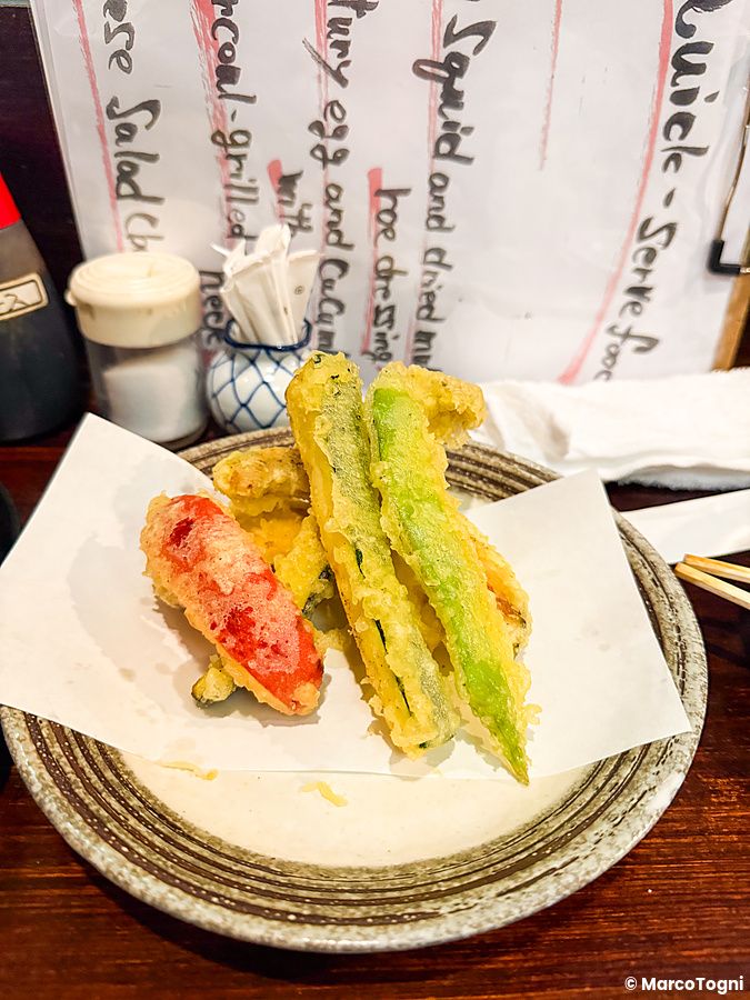 Tempura di verdure con peperoni e asparagi servita su un piatto al ristorante Gion Yuki di Kyoto.