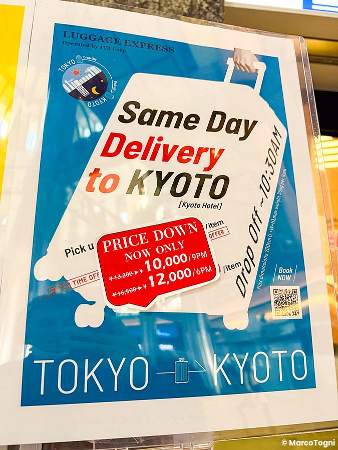 Cartello informativo nella stazione di Tokyo relativo al servizio di spedizione bagagli in giornata verso Kyoto.