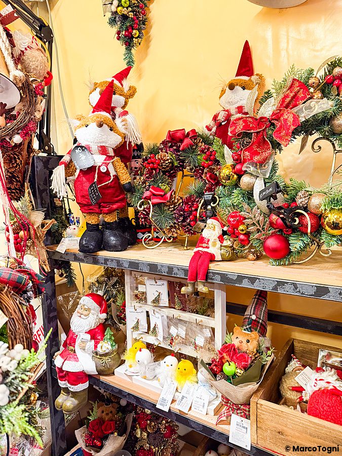 Decorazioni natalizie e peluche in vendita presso lo Yokohama Red Brick Christmas Market.