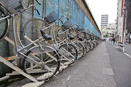 Biciclette parcheggiate lungo una strada urbana in Giappone.