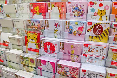 Scaffali con vari biglietti di auguri colorati e decorati da Itoya.