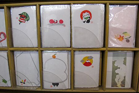 Scaffali di biglietti decorati presso la cartoleria Itoya in Giappone.