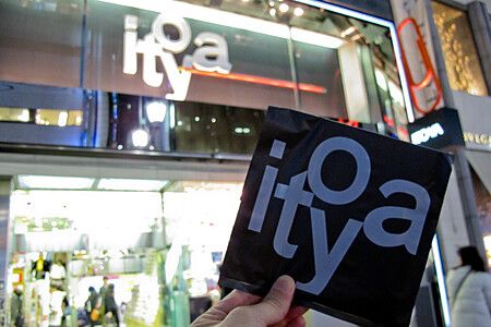 Facciata del negozio Itoya a Ginza con borsa in primo piano.