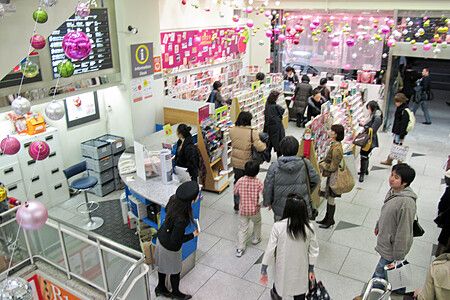 Interno di Itoya a Tokyo con persone che fanno shopping tra scaffali