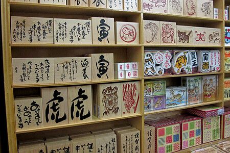 Scaffali di cartoleria Itoya a Tokyo, con scatole decorate e kanji.