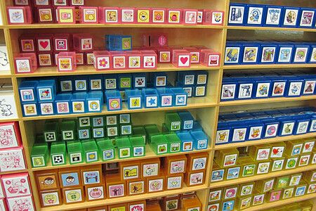 Timbri colorati su scaffali in un negozio Itoya a Ginza