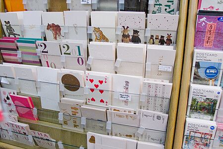 Vetrina di Itoya con cartoline a Ginza, Tokyo