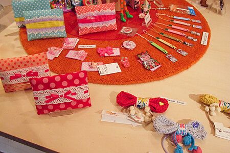 Esposizione di accessori colorati al negozio Junie Moon a Daikanyama.