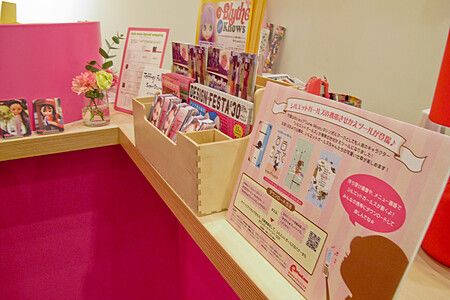 Brochure di Junie Moon su un bancone decorato con fiori.