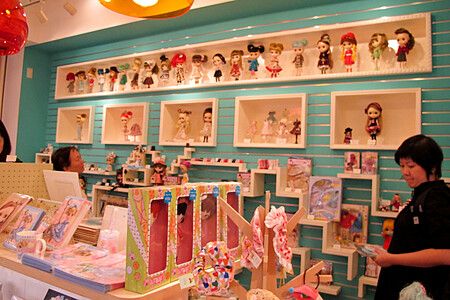 Interno del negozio Junie Moon in Giappone con bambole Blythe esposte.