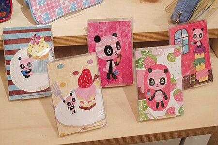 Cartoline panda esposte su uno scaffale nel negozio Junie Moon.