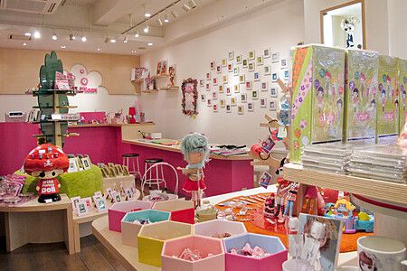 Interno del negozio Junie Moon con bambole Blythe e accessori colorati.