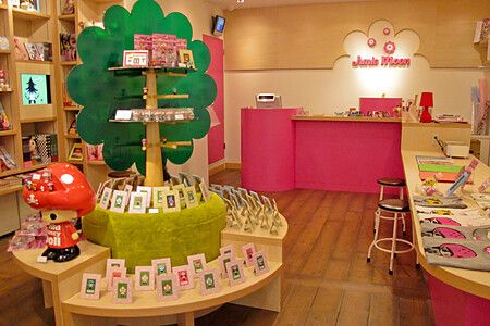 Interno colorato del negozio Junie Moon con gadget e accessori in esposizione.