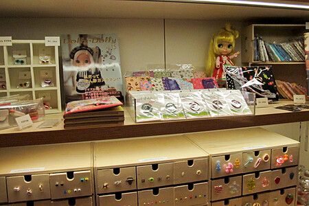 Interno del negozio Junie Moon con bambole Blythe e accessori sugli scaffali.