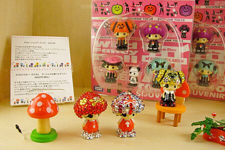 Bambole colorate e decorazioni su una mensola nel negozio Junie Moon.