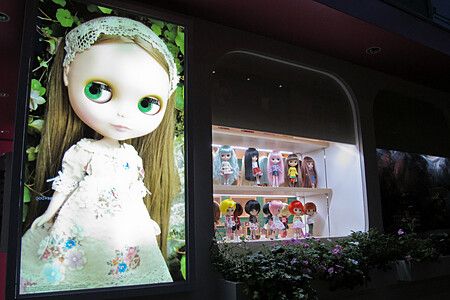 Vetrina di Junie Moon a Daikanyama con bambole Blythe esposte e un poster luminoso.