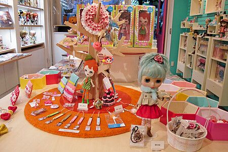 Esposizione di bambole Blythe e accessori nel negozio Junie Moon a Daikanyama, Giappone.