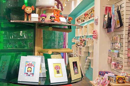 Interno di Junie Moon, con bambole Blythe e accessori colorati esposti sugli scaffali.