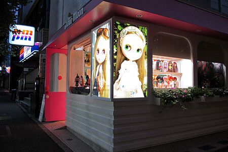 Vetrina del negozio Junie Moon a Daikanyama con bambole Blythe illuminate