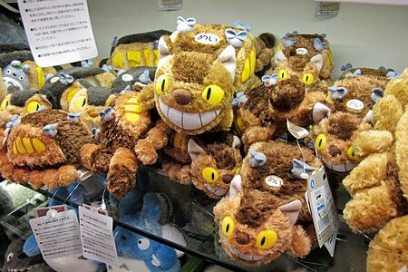 Numerosi peluche del Gattobus del film Il mio vicino Totoro esposti sugli scaffali del negozio Kiddyland ad Harajuku.