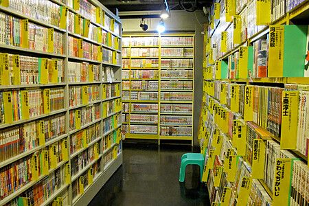 Scaffali di manga all'interno di un negozio Mandarake con mensole ordinate.
