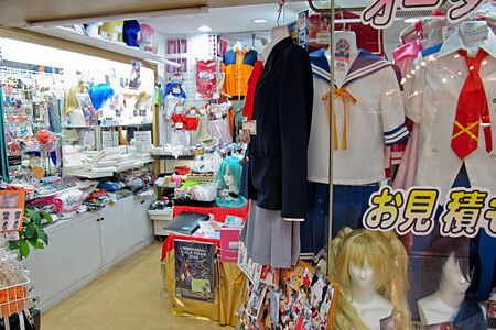 Interno di un negozio Mandarake a Nakano Broadway pieno di costumi e parrucche.