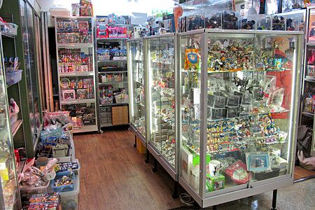 Interno di Mandarake a Nakano Broadway con vetrine di giocattoli e figure.