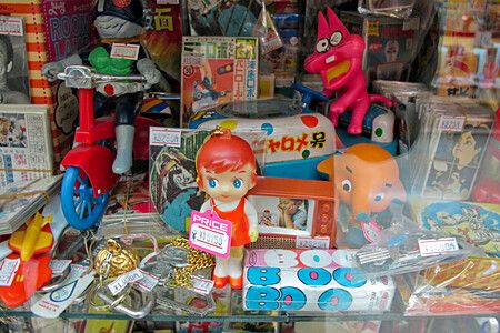 Vetrina di giocattoli vintage in un negozio Mandarake a Tokyo.