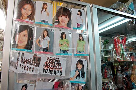 Vetrina con foto di idol giapponesi esposta in un negozio di Mandarake.