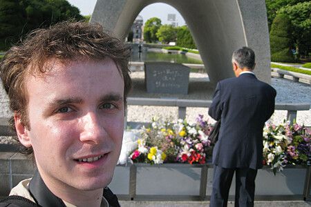 Marco Togni vicino al cenotafio del Memoriale della Pace di Hiroshima