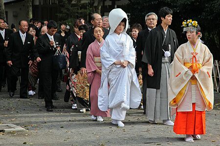 Matrimonio tradizionale giapponese con sposa e invitati in kimono.