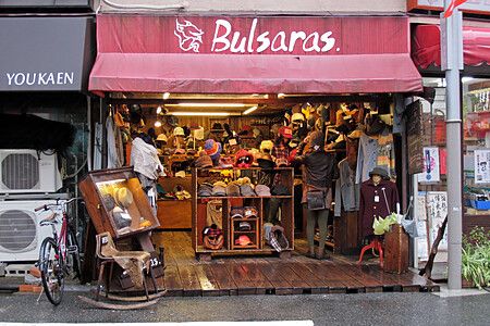 Negozio di cappelli a Shimokitazawa con tenda rossa e insegna "Bulsaras".