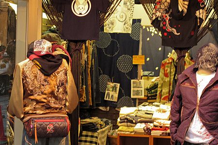 Vetrina di un negozio di abbigliamento a Shimokitazawa con giacche e magliette.