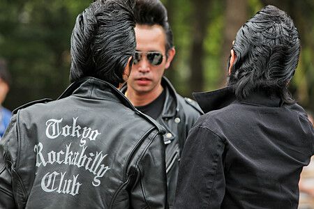 Persone del Tokyo Rockabilly Club con giacche di pelle al Parco Yoyogi.